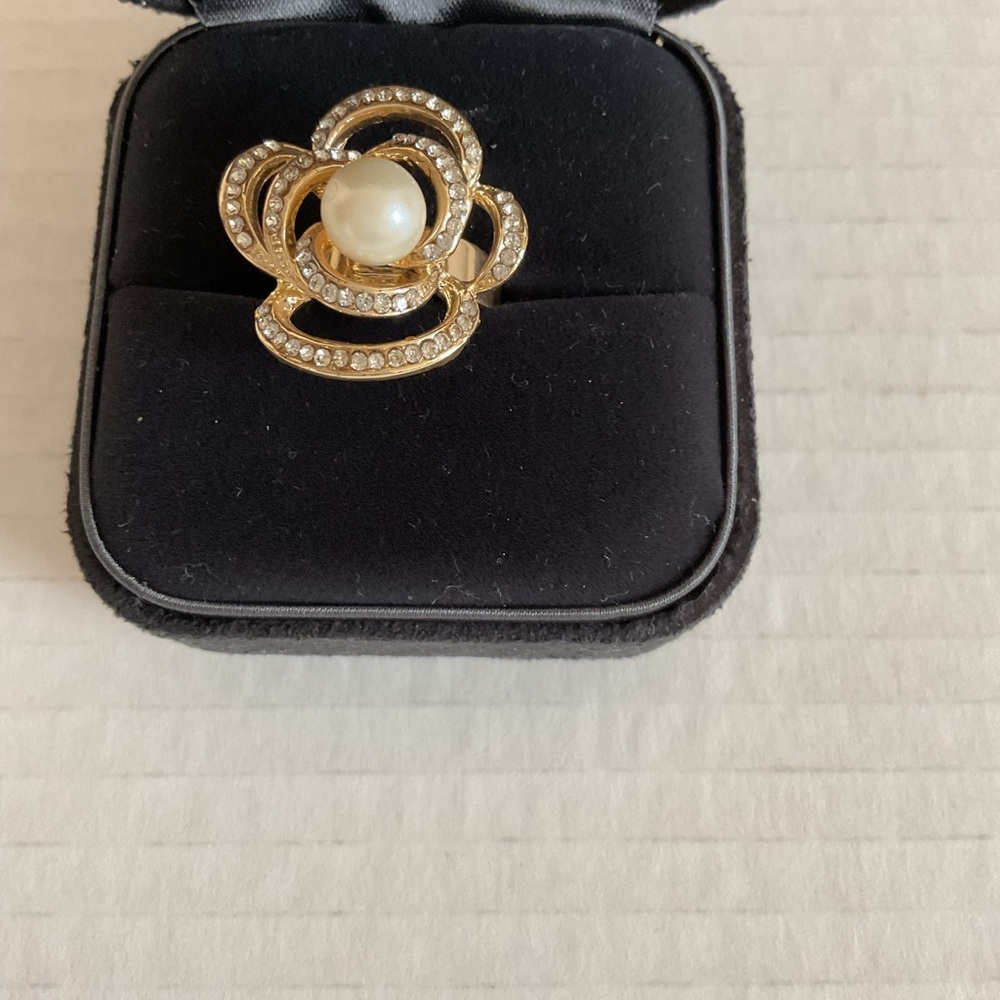 Elegant Gold coloured Pearl Flower fashion Ring